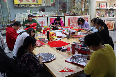 陜西定邊社區剪紙工廠 讓&ldquo;指尖技藝&rdquo;升級&ldquo;指尖產業&rdquo;